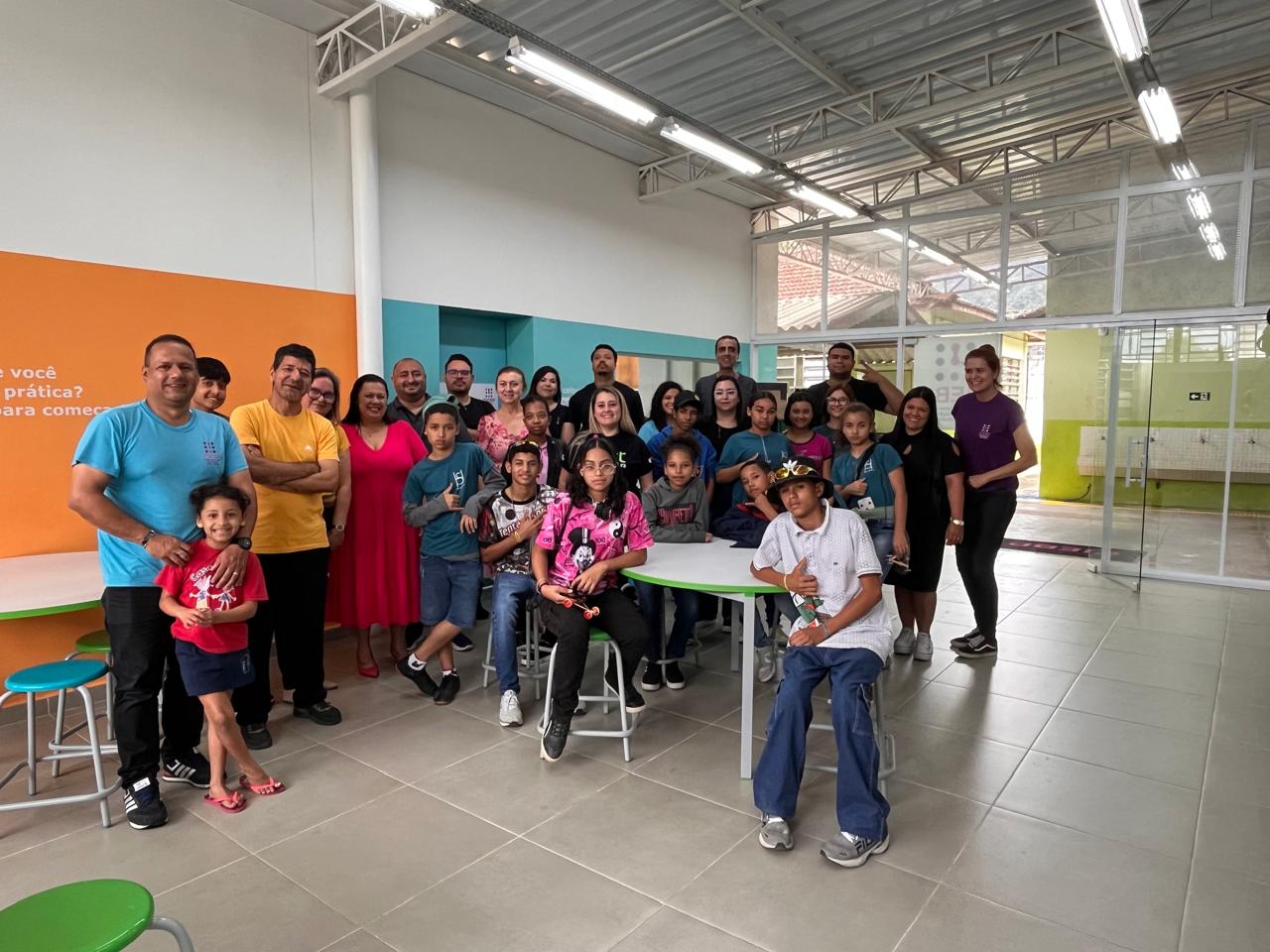 Alunos da Escola Pei Hiroshi Sakano visitam CIEBP na Escola Prof. Veiga Junior em Iguape para atividades de inovação tecnológica